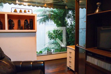 Casa à venda com 347m², 4 quartos e 2 vagasSala de TV