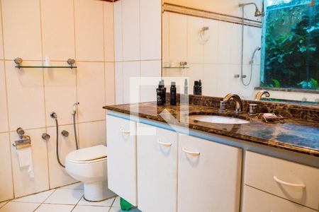 Casa à venda com 347m², 4 quartos e 2 vagasBanheiro da Suíte