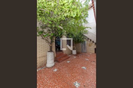 Casa à venda com 223m², 4 quartos e 5 vagas Casa à venda com 223m², 4 quartos e 5 vagasQuintal