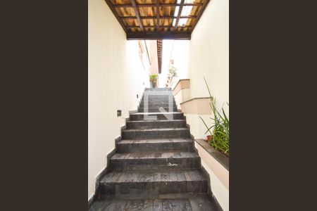 Casa à venda com 400m², 3 quartos e 3 vagasEscada