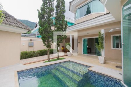 Casa à venda com 220m², 3 quartos e 2 vagasPiscina