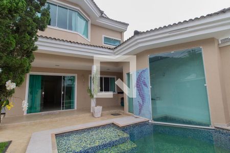 Casa à venda com 220m², 3 quartos e 2 vagasPiscina