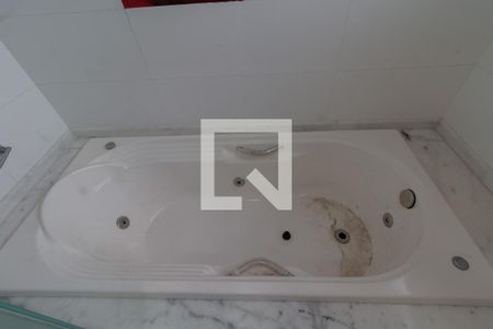 Casa à venda com 220m², 3 quartos e 2 vagasBanheira da  suíte 1