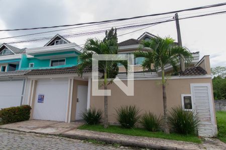 Casa à venda com 220m², 3 quartos e 2 vagasFachada