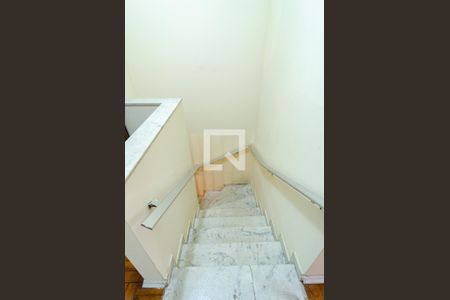 Casa para alugar com 160m², 3 quartos e 2 vagasEscadas