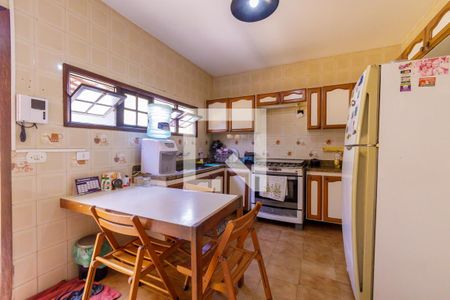 Casa à venda com 410m², 4 quartos e 3 vagas Casa à venda com 410m², 4 quartos e 3 vagasCozinha