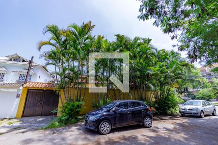 Casa à venda com 410m², 4 quartos e 3 vagas Casa à venda com 410m², 4 quartos e 3 vagasFachada