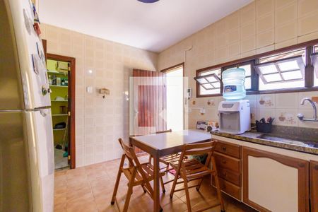 Casa à venda com 410m², 4 quartos e 3 vagas Casa à venda com 410m², 4 quartos e 3 vagasCozinha