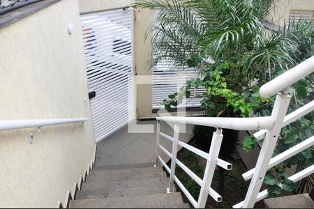 Casa à venda com 130m², 3 quartos e 2 vagas Casa à venda com 130m², 3 quartos e 2 vagasDetalhe - Escada Entrada/Saída