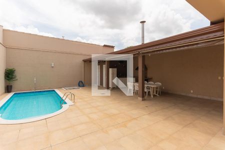 Casa à venda com 240m², 3 quartos e 2 vagasPiscina
