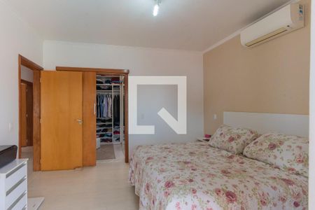 Casa à venda com 240m², 3 quartos e 2 vagasSuíte 1