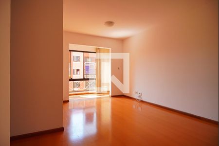 Sala  de apartamento para alugar com 3 quartos, 74m² em Chácara das Pedras, Porto Alegre