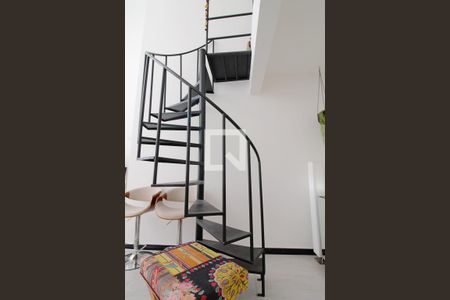 Escada de kitnet/studio à venda com 1 quarto, 48m² em Vila Sonia, São Paulo