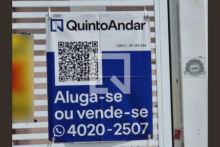 Apartamento à venda com 130m², 3 quartos e 2 vagas Apartamento à venda com 130m², 3 quartos e 2 vagasPlaquinha instalada no portão do imóvel