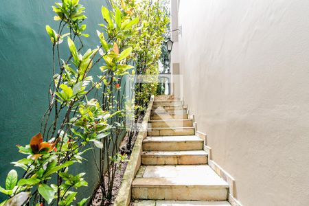 Casa à venda com 430m², 4 quartos e 4 vagasCorredor lateral