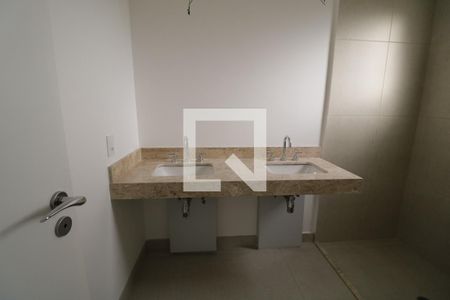 Banheiro da Suíte 1 de apartamento para alugar com 3 quartos, 156m² em Butantã, São Paulo