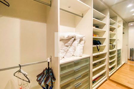 Apartamento à venda com 185m², 4 quartos e 3 vagasCloset Suíte 1
