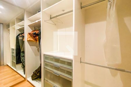 Apartamento à venda com 185m², 4 quartos e 3 vagasCloset Suíte 1