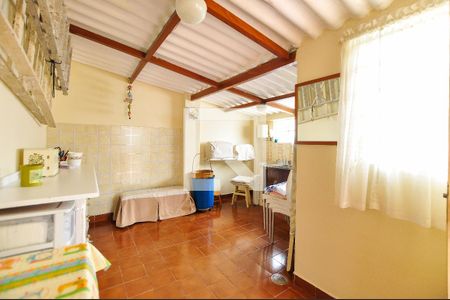 Casa à venda com 173m², 2 quartos e 7 vagasQuarto Fundos