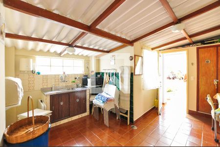 Casa à venda com 173m², 2 quartos e 7 vagasQuarto Fundos