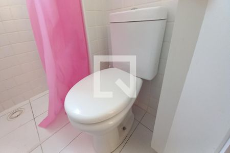 Apartamento à venda com 63m², 2 quartos e 4 vagasDetalhe do banheiro