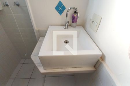 Apartamento à venda com 63m², 2 quartos e 4 vagasDetalhe do Banheiro da Suite