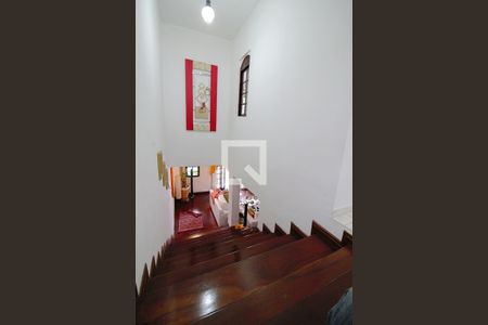 Casa à venda com 150m², 2 quartos e 2 vagas Casa à venda com 150m², 2 quartos e 2 vagasEscada