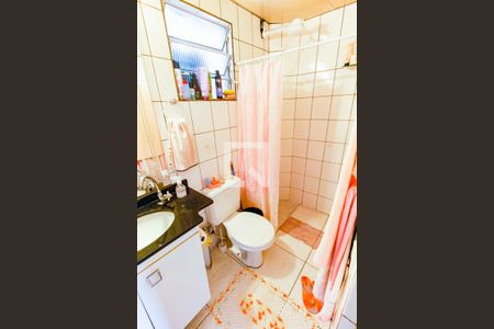 Banheiro de apartamento à venda com 2 quartos, 57m² em Parque Pinheiros, Taboão da Serra