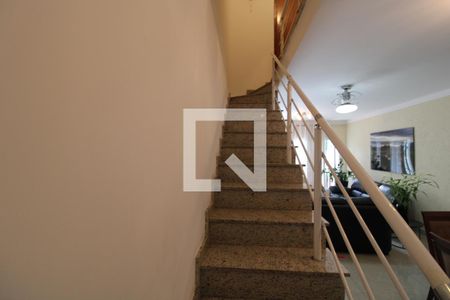 Escada de casa para alugar com 3 quartos, 120m² em Jardim Umuarama, São Paulo