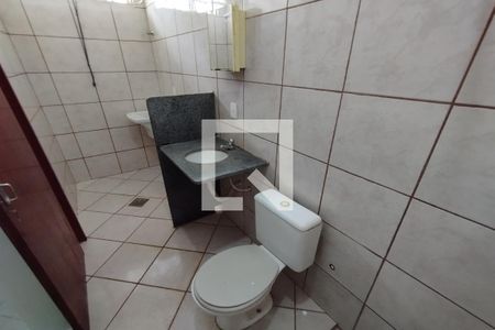 Banheiro de kitnet/studio para alugar com 1 quarto, 30m² em Vila Tiberio, Ribeirão Preto