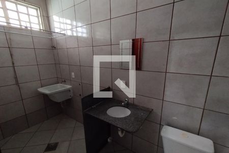 Banheiro de kitnet/studio para alugar com 1 quarto, 30m² em Vila Tiberio, Ribeirão Preto