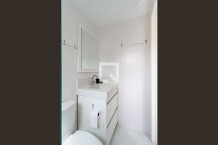 Detalhe do banheiro de kitnet/studio para alugar com 1 quarto, 30m² em Centro, Curitiba