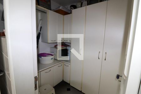 Apartamento à venda com 154m², 3 quartos e 3 vagas Apartamento à venda com 154m², 3 quartos e 3 vagasDespensa