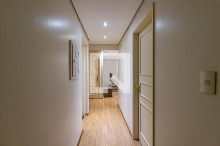 Corredor quartos de apartamento para alugar com 2 quartos, 80m² em Indianópolis, São Paulo
