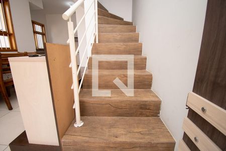 Casa de condomínio para alugar com 57m², 2 quartos e 1 vaga Casa de condomínio para alugar com 57m², 2 quartos e 1 vagaescadaria
