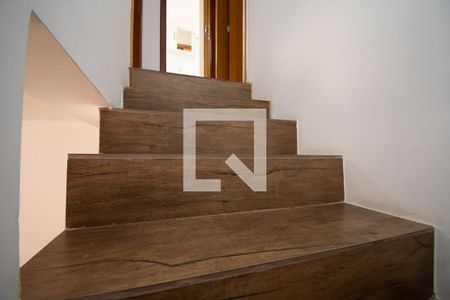 Casa de condomínio para alugar com 57m², 2 quartos e 1 vaga Casa de condomínio para alugar com 57m², 2 quartos e 1 vagaescadaria