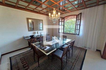 Casa à venda com 500m², 4 quartos e 2 vagas Casa à venda com 500m², 4 quartos e 2 vagasSala de Jantar