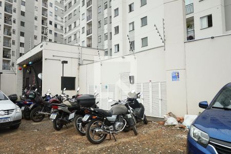 Apartamento à venda com 37m², 2 quartos e sem vagaFachada e estacionamento - Placa instalada no muro