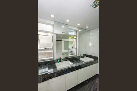 Apartamento à venda com 250m², 4 quartos e 2 vagasBanheiro da Suíte