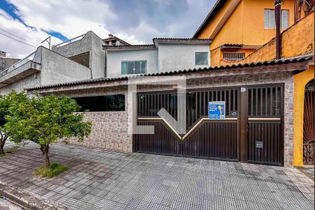 Casa à venda com 252m², 3 quartos e 4 vagas Casa à venda com 252m², 3 quartos e 4 vagasFachada