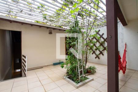 Casa à venda com 285m², 2 quartos e 4 vagas Casa à venda com 285m², 2 quartos e 4 vagasQuintal