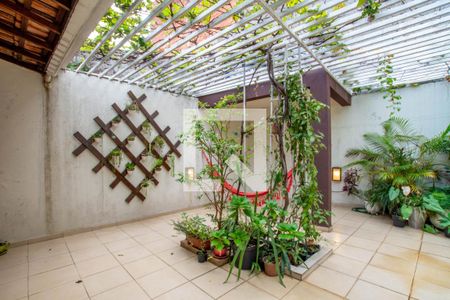 Casa à venda com 285m², 2 quartos e 4 vagas Casa à venda com 285m², 2 quartos e 4 vagasQuintal