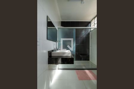 Casa à venda com 380m², 3 quartos e 4 vagasBanheiro da Suíte