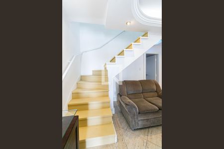 Escadas de casa para alugar com 3 quartos, 130m² em Chácara Santo Antônio (zona Leste), São Paulo