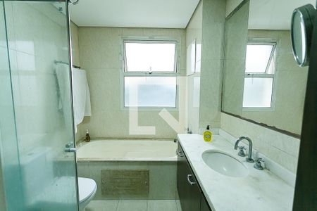 Apartamento à venda com 261m², 4 quartos e 4 vagasBanheiro da Suíte 4