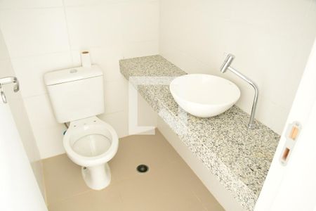 Banheiro de kitnet/studio para alugar com 1 quarto, 29m² em Granja Viana, Cotia
