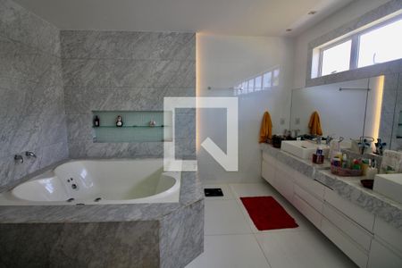 Casa à venda com 560m², 7 quartos e sem vagaBanheiro da Suíte 4