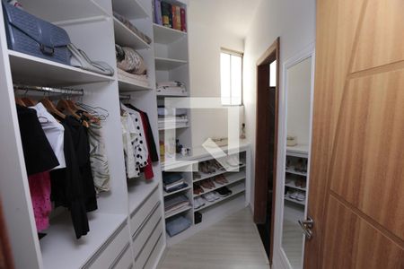Casa à venda com 203m², 4 quartos e 2 vagasCloset