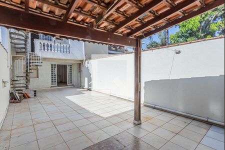 Casa à venda com 210m², 3 quartos e 2 vagasQuintal