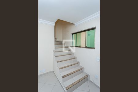 Casa à venda com 210m², 3 quartos e 2 vagasEscada